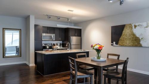 CozySuites Modern 2BR 2BA Apartment - image 24