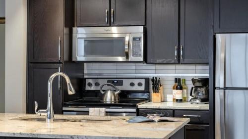 CozySuites Modern 2BR 2BA Apartment - image 25