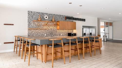 CozySuites Modern 2BR 2BA Apartment - image 38