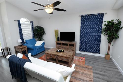 Beautiful and Stylish 3BR 2BA House in Gated Community by CozySuites - image 13