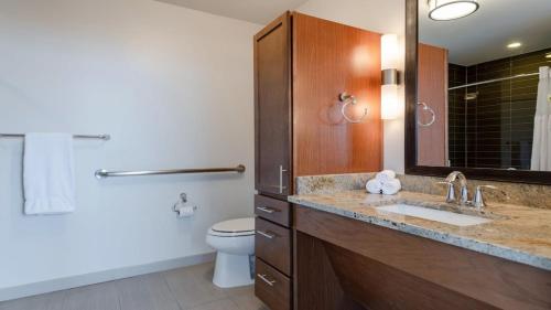 CozySuites Bold 2BR 2BA with SKY POOL - image 5