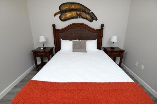 Beautiful and Stylish 3BR 2BA House in Gated Community by CozySuites - image 13