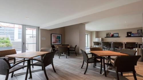 CozySuites Bold 2BR 2BA with SKY POOL - image 14