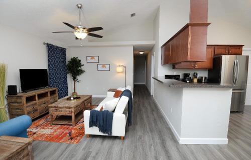 Beautiful and Stylish 3BR 2BA House in Gated Community by CozySuites - image 14