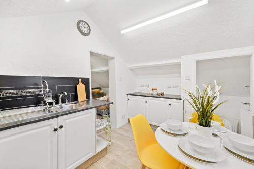 kuchyně, The Bayford Hub - Classy Spacious Studio Flat in Kent