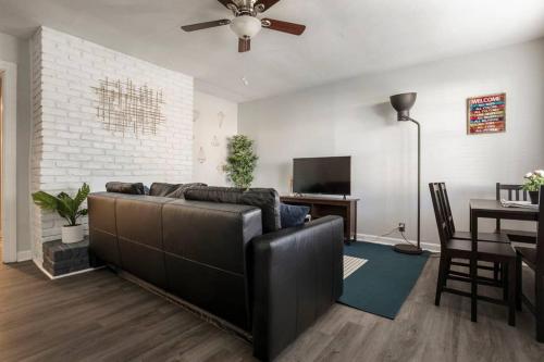 Modern yet historic 3BR House NEWLY Renovated - image 9