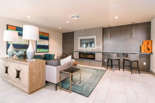 Modern CozySuites on Town Lake waterfront 02 - Tap to explore photos