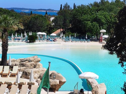 Vue mer et clim Les Restanques coquelicots 1115