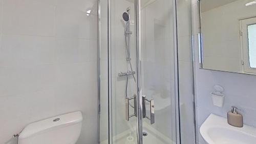 Bathroom, Maison ideale pour visiter Paris Versailles - Chambres privees Paris-Saclay in Bures-sur-Yvette