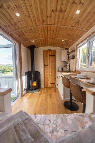 virtuve, Berllan Y Bugail Shepherds Hut in Lanfeira Klaidogau