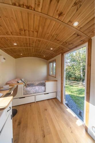 Berllan Y Bugail Shepherds Hut in Lanfeira Klaidogau