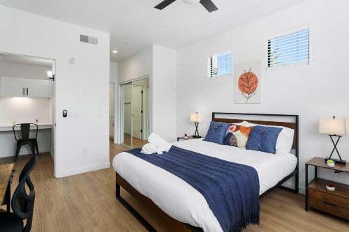 CozySuites Glendale by the stadium with pool 03