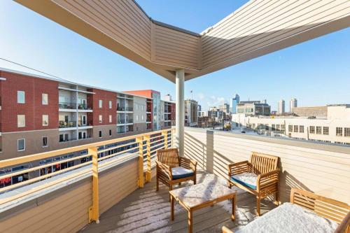Upscale 3BR Penthouse by CozySuites in Indianapolis, USA