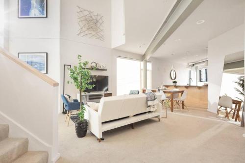 Upscale 3BR Penthouse Close to Everything - image 9