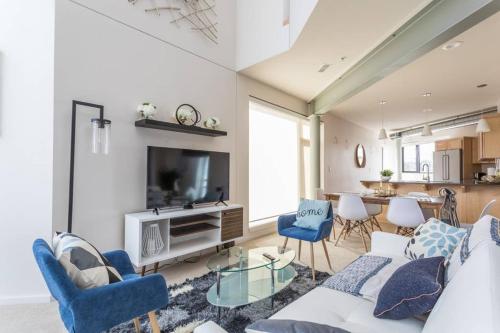 Upscale 3BR Penthouse Close to Everything - image 10