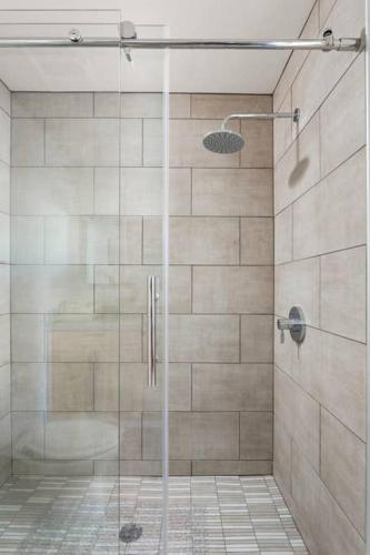 Upscale 3BR Penthouse Close to Everything - image 2