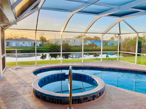 Entire Home Sleeps 11! Private Heated pool + Spa! 15-18mins to Beaches!