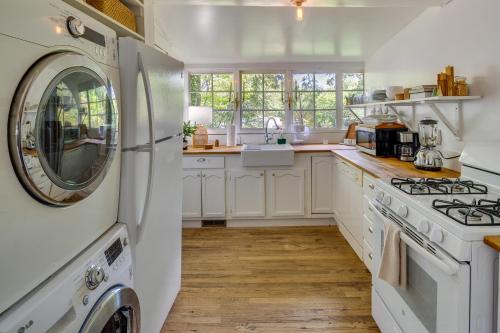 Charming Home Less Than 2 Mi to Downtown Hendersonville! in Hendersonville, USA