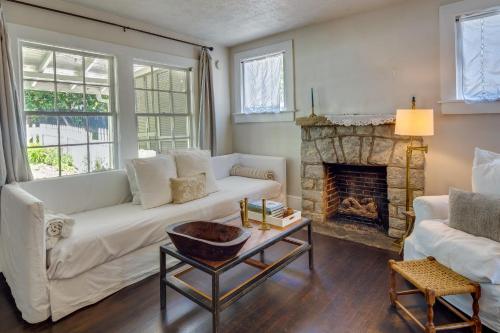 Charming Home Less Than 2 Mi to Downtown Hendersonville! in 亨德森維