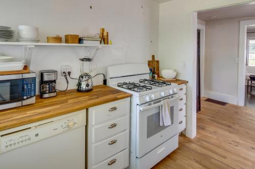 Charming Home Less Than 2 Mi to Downtown Hendersonville! in 亨德森維