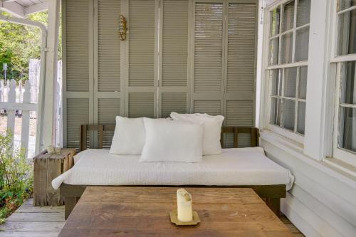 Charming Home Less Than 2 Mi to Downtown Hendersonville! in 亨德森維