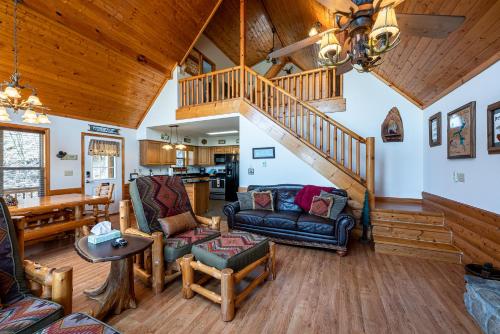 Ridgetop Lakeview Retreat - 4 Bedroom Cabin with Private Deck Overlooking Lake Nantahala - Accommodation - Topton