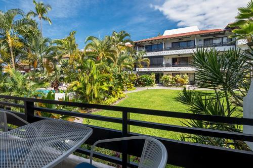 Gem of the Kona Coast Relax in the pool or the saltwater pool nearby CDEA207