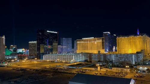 Condo at Platinum Hotel Strip View - Accommodation - Las Vegas