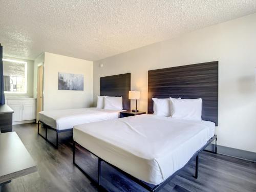 2 queen beds