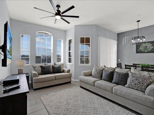 Stunning Newly Renovated Condo, Near Disney