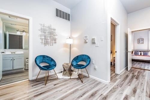 Park Ave Townhome w parking by CozySuites