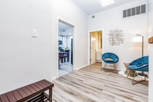 Park Ave Townhome w parking by CozySuites