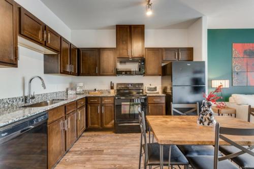 Astonishing CozySuites on I-35 with pool&parking #07 in Pflugerville, USA