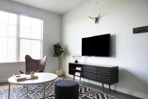 Astonishing CozySuites on I-35 with pool&parking #07 in Pflugerville, USA