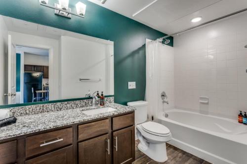 Astonishing CozySuites on I-35 with pool&parking #07 in Pflugerville, USA