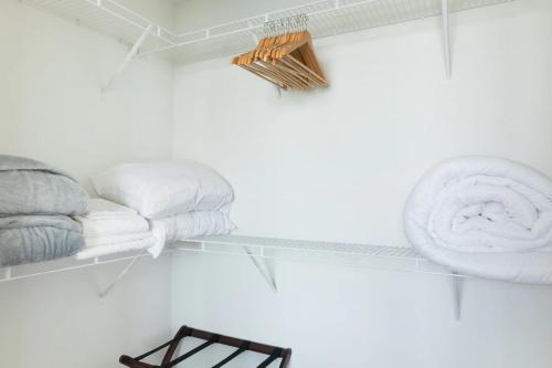 Astonishing CozySuites on I-35 with pool&parking #07 in Pflugerville, USA