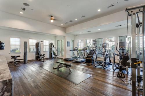 Astonishing CozySuites on I-35 with pool&parking #07 Astonishing CozySuites on I-35 with pool&parking #07