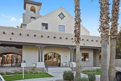 CozySuites Chandler 2BR with 2 pools & Jacuzzi!