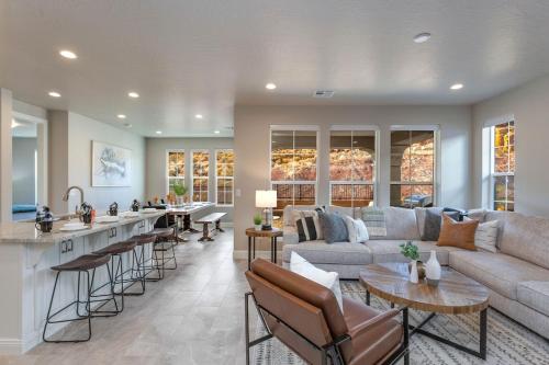 Playtime at Esc 2367 Gorgeous new home with Bunk Room, BBQ, Foosball, Resort Pickleball Courts!