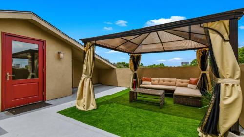 CozySuites Luxurious Townhome In Oak Lawn Amazing Rooftop - image 7