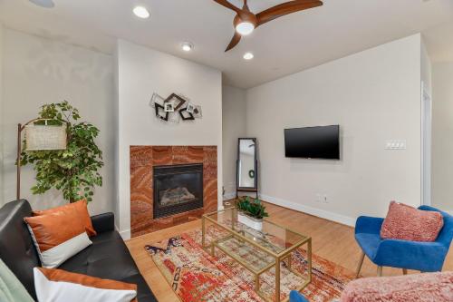 CozySuites Luxurious Townhome In Oak Lawn Amazing Rooftop - image 10