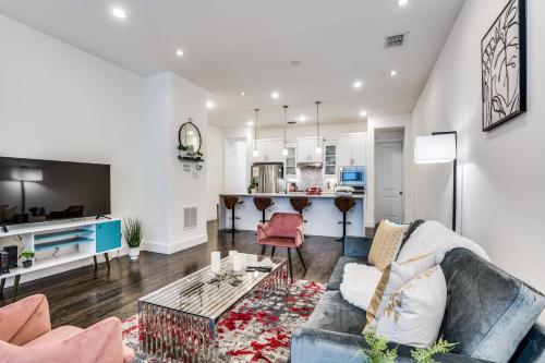 CozySuites Luxe 3BR Uptown Home Great Rooftop - image 3
