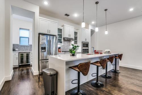 CozySuites Luxe 3BR Uptown Home Great Rooftop - image 12