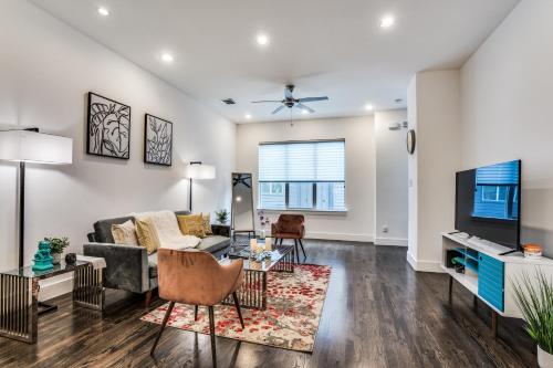 CozySuites Luxe 3BR Uptown Home Great Rooftop - image 7