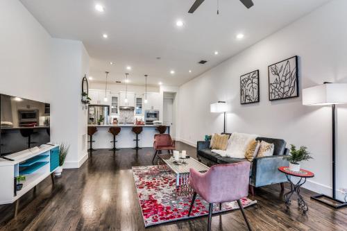CozySuites Luxe 3BR Uptown Home Great Rooftop - image 10