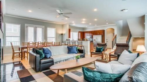 Stylish Three-Story Oak Lawn House - image 13