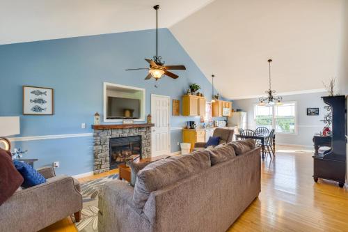 Cozy Cottage in Taylorsville Hot Tub and Lake Views in Taylorsville, USA