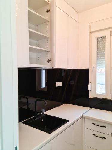 ห้องครัว, Apartman Cookie Kolačić blizu aerodroma Nikola Tesla (Apartman Cookie Kolacic blizu aerodroma Nikola Tesla) in โดบานอฟชิ