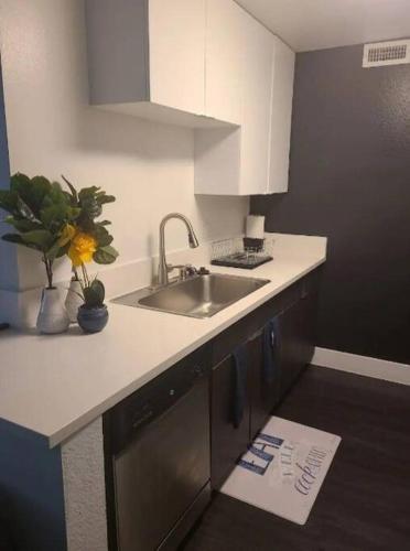 2bedroom Downtown Los Angeles pool and gym onsite. in Los Angeles, USA