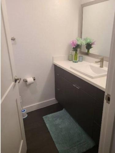 2bedroom Downtown Los Angeles pool and gym onsite. in Los Angeles, USA